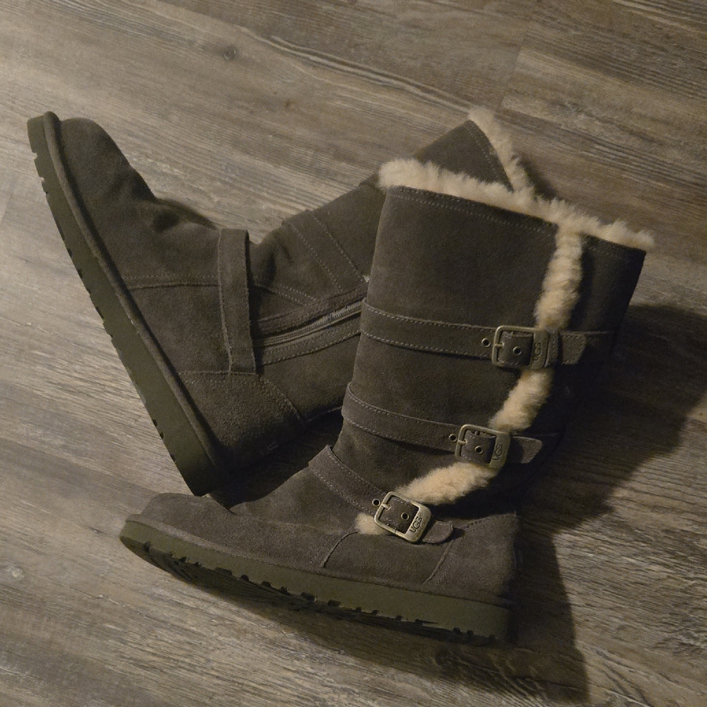 UGGS 6 Women's Cozy Fur-Lined Boots In Great Condition
